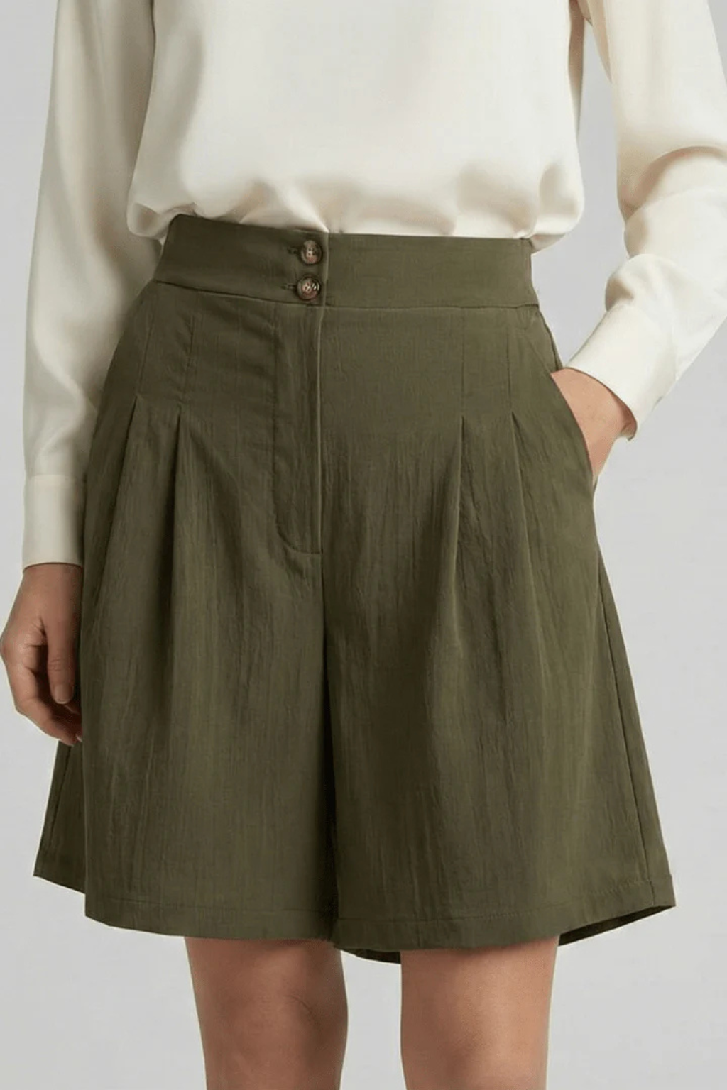Women's Pleated Tailored Bermuda Shorts